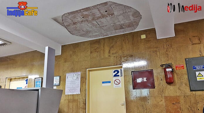 Nove stolice u domu zdravlja Dom zdravlja presvucene stolice, otpao plafon