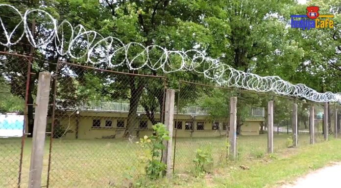Bodljikava žica na ogradi gradskog bazena