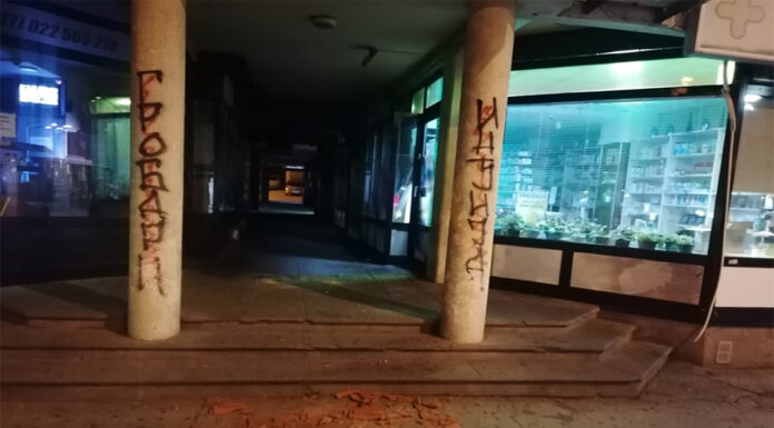 Pažnja!!! Pada crep sa tržnog centra Sloboda Pao crep sa trznog centra Indjija