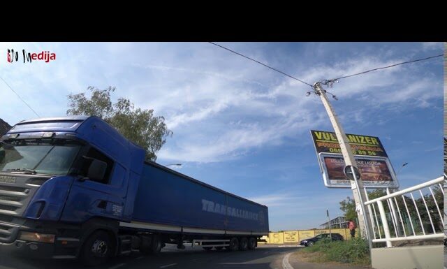 Šleper umalo da udari putničko vozilo