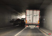 Mini bager vozi po pešačkom delu podvožnjaka Bager vozi po trotoaru